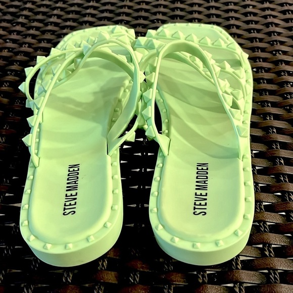 Steve Madden SKYLER-J Lime size 8 Green Studded Sandals 🪲 - Picture 3 of 7